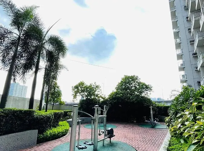 Апарт-отель Christine Suites At San Lorenzo Makati